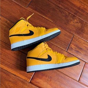 Air Jordan 1 mid University Gold Shoes